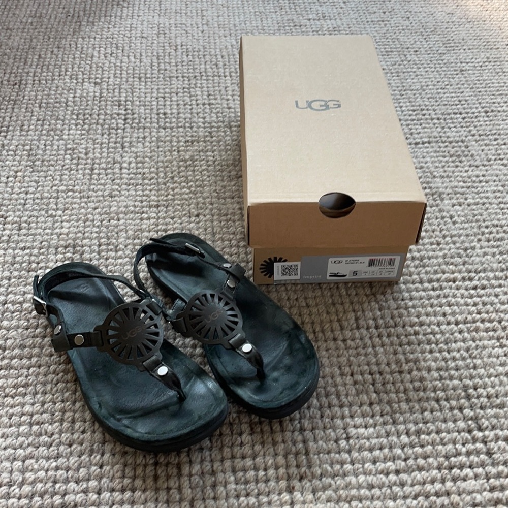 UGG Ayden sandals Black Size 5. Gently worn.